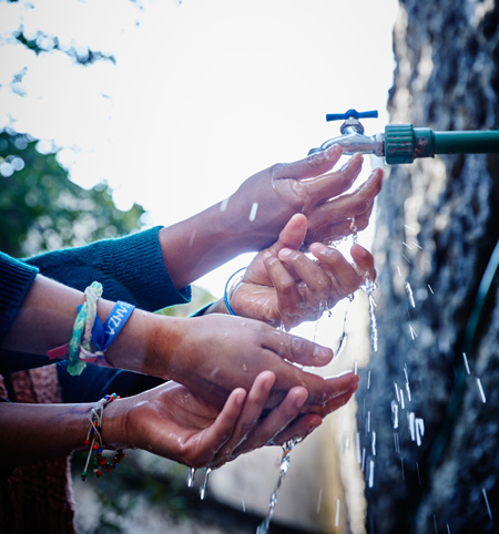 Etudiants-robinets-d'eau-filtree-a-une-ecole-au-Mexique_450